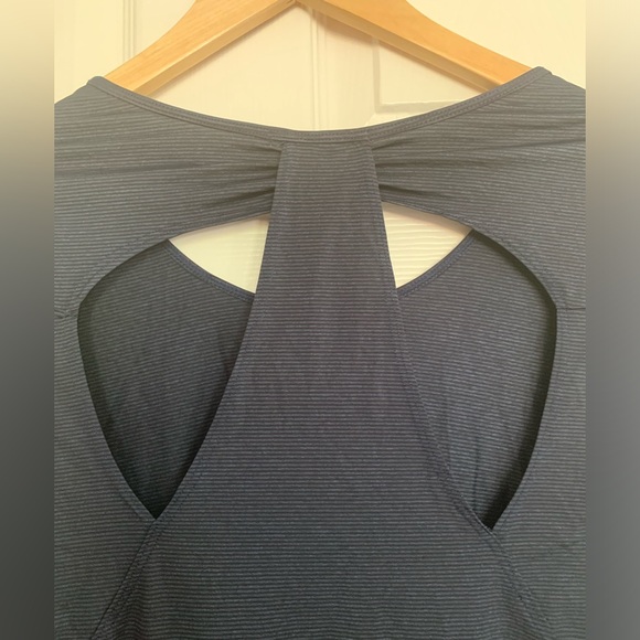 NUX Gray Striped Athletic Top: Round Neck, Back Cutouts, Long Sleeves L - Picture 6 of 7
